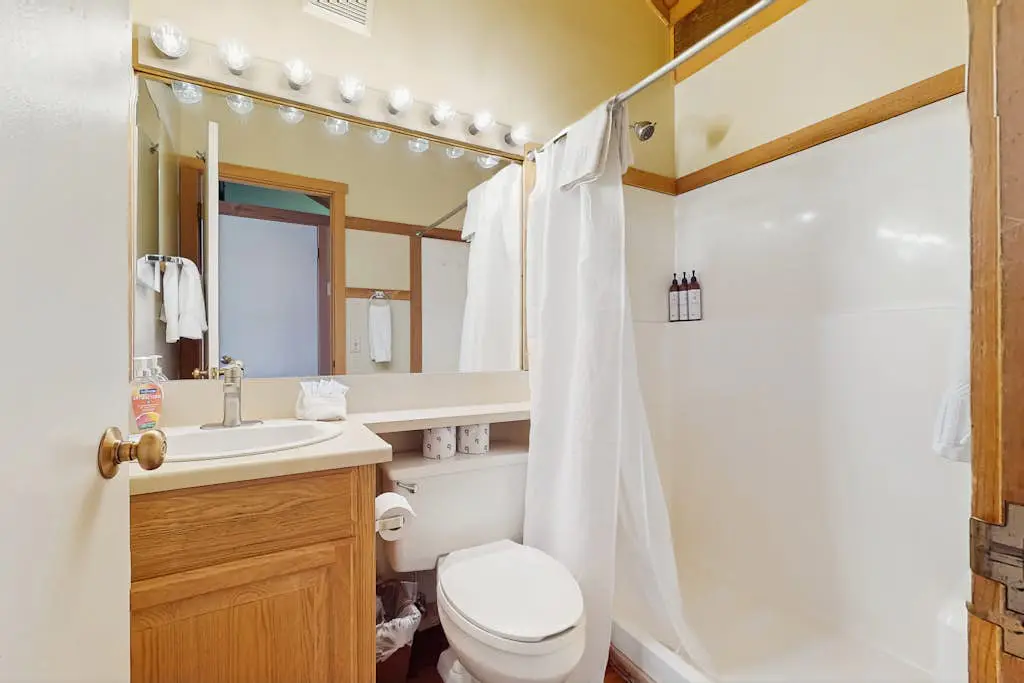 Secluded mountain-view condo with balcony, close to Northstar Village