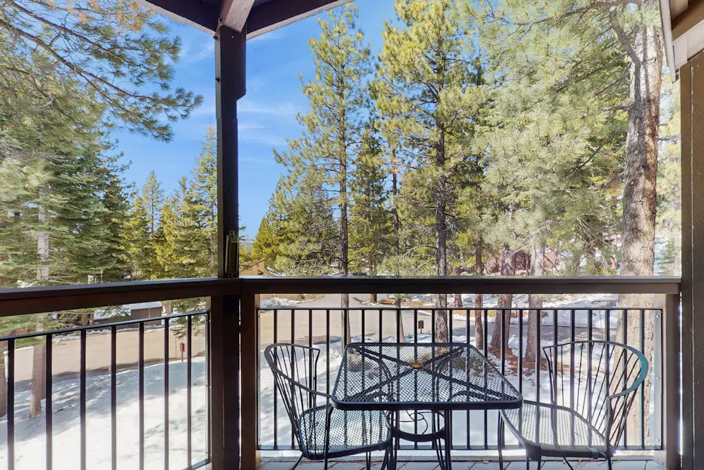 Secluded mountain-view condo with balcony, close to Northstar Village