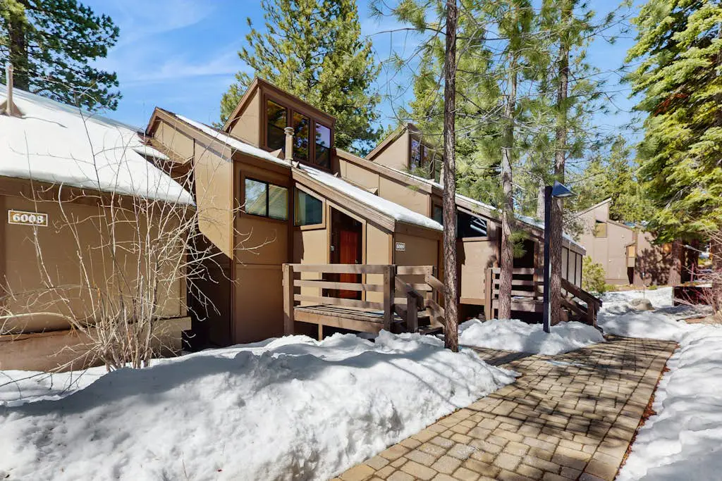 Secluded mountain-view condo with balcony, close to Northstar Village