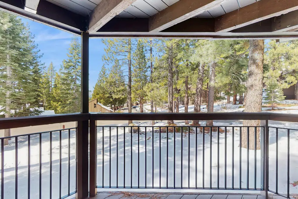 Secluded mountain-view condo with balcony, close to Northstar Village