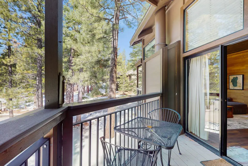 Secluded mountain-view condo with balcony, close to Northstar Village