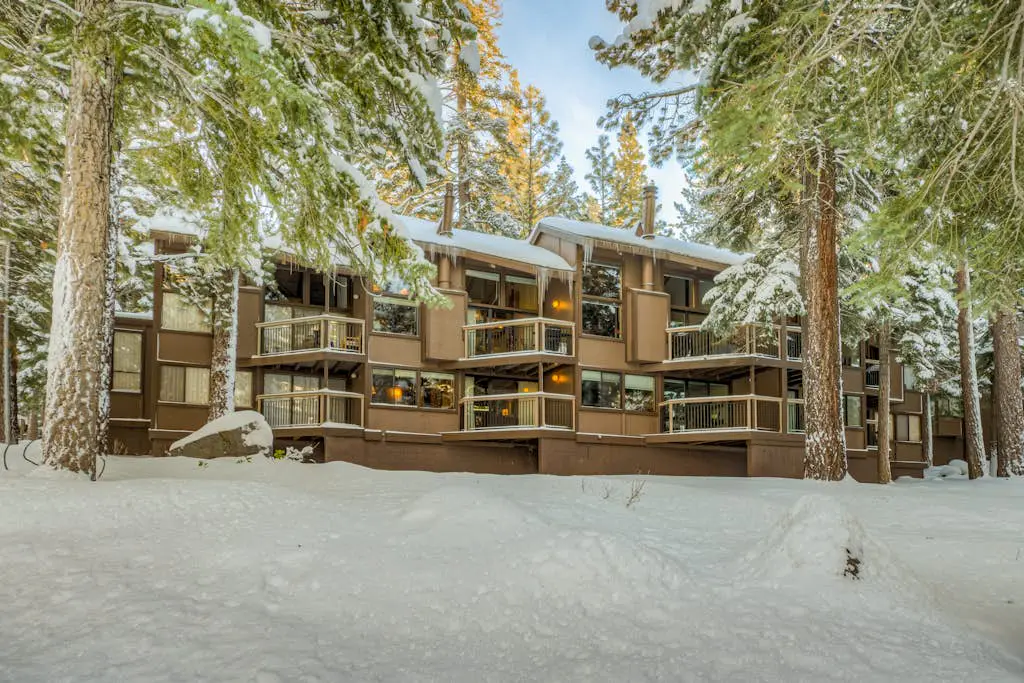 Secluded mountain-view condo with balcony, close to Northstar Village
