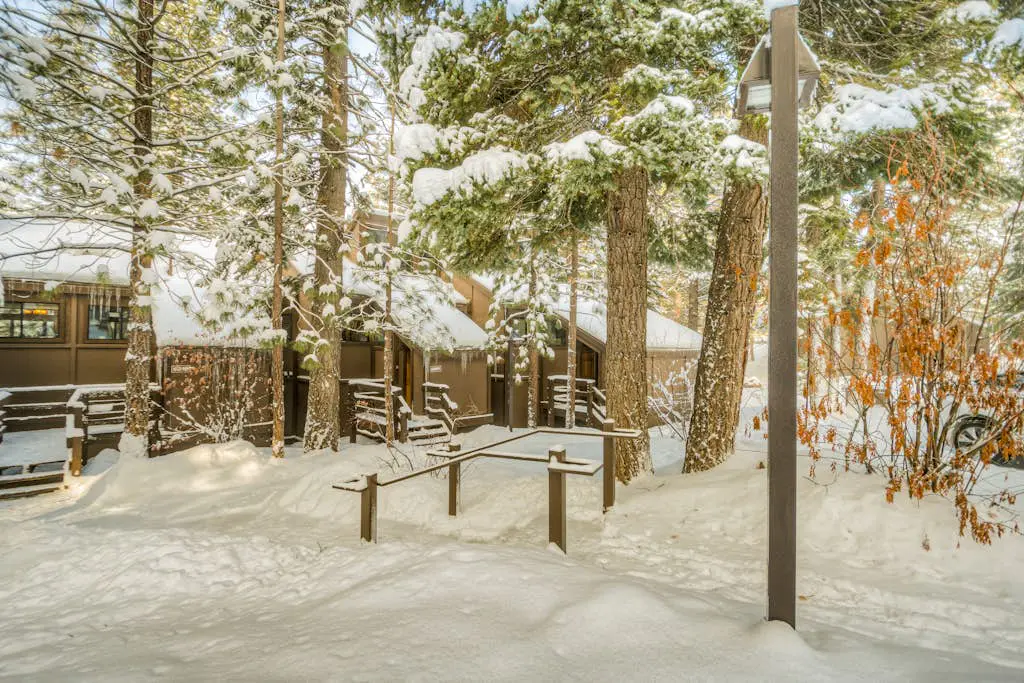 Secluded mountain-view condo with balcony, close to Northstar Village