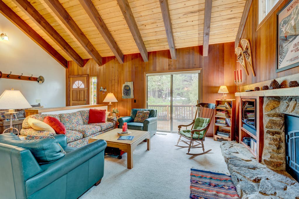 Mountain view home with gas fireplace & shared pools & hot tubs - walk to lifts