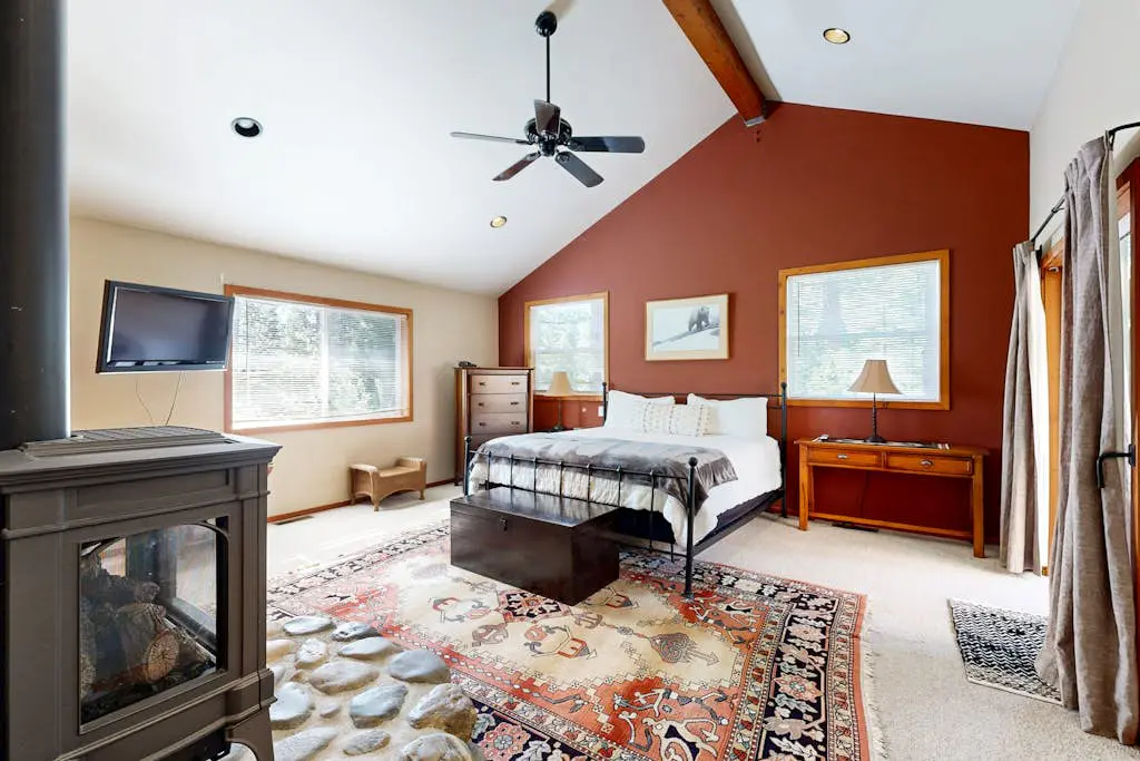 Lake Tahoe Cabin with Hot Tub, Private Studio & Yard - Near Resorts
