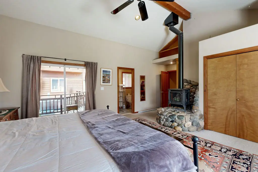 Lake Tahoe Cabin with Hot Tub, Private Studio & Yard - Near Resorts