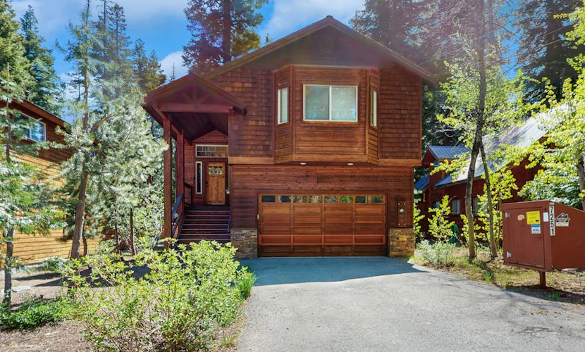 Willow Creek Hideaway | 2 Living Areas & Private Deck | 5 Minutes to Slopes