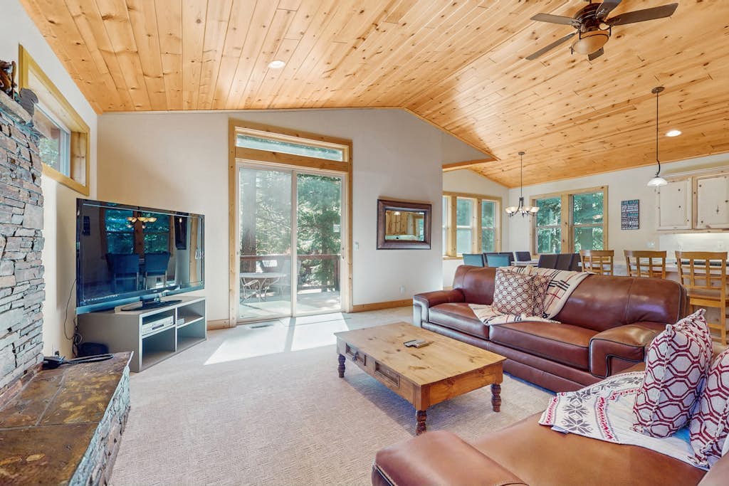 Willow Creek Hideaway | 2 Living Areas & Private Deck | 5 Minutes to Slopes