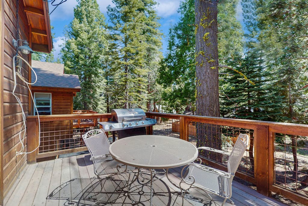 Willow Creek Hideaway | 2 Living Areas & Private Deck | 5 Minutes to Slopes
