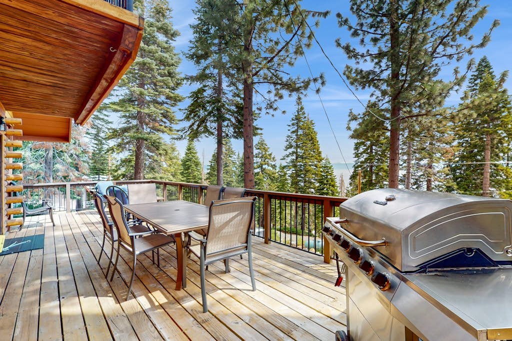 Cozy and rustic cabin with lake view, deck, grill, WiFi, & fireplace