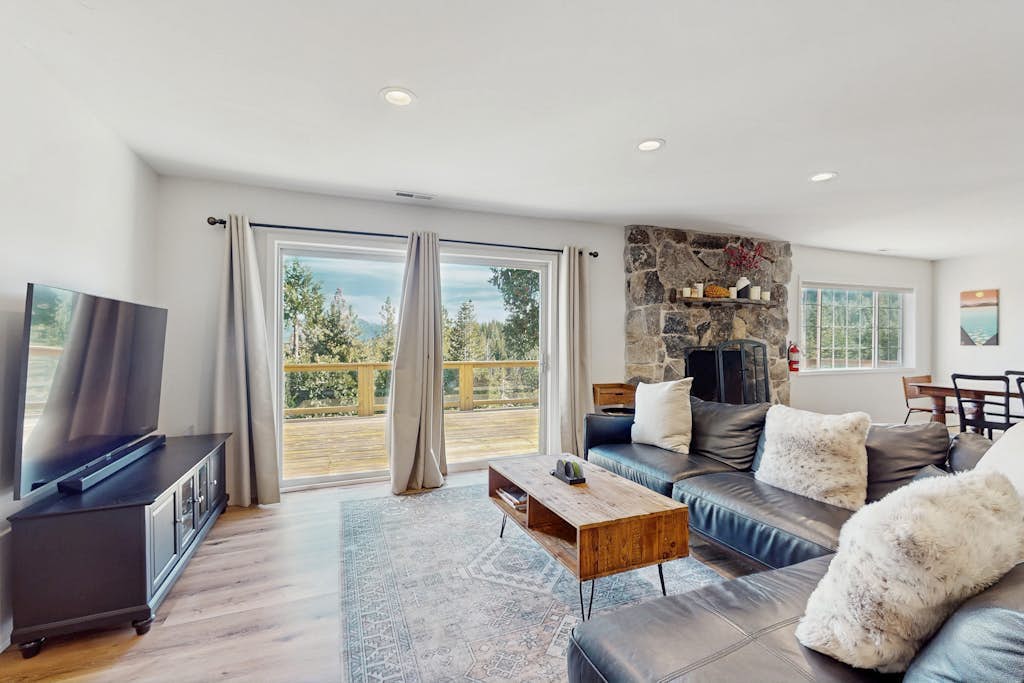 Stunning Home with Private Dock, Pier and Beaches, Lake Views