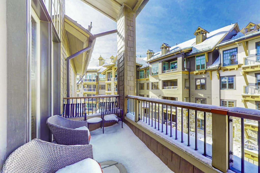 Modern condo with shared hot tub, fireplace, and walk to lifts - golf nearby