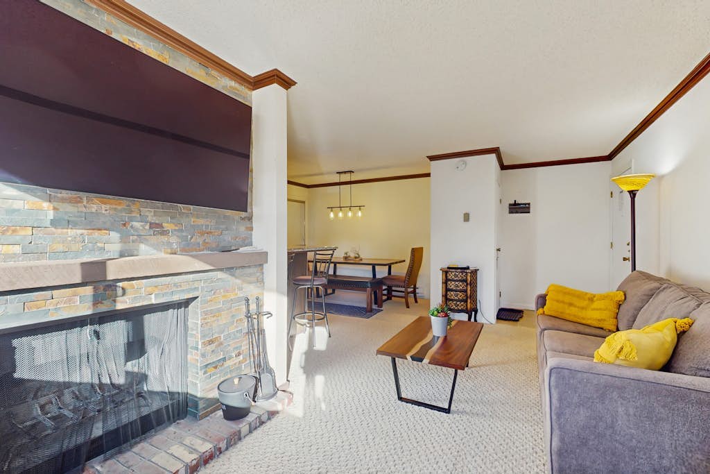 Lake View Condo with Private Beach Access, Heated Pool, Near Ski Resorts