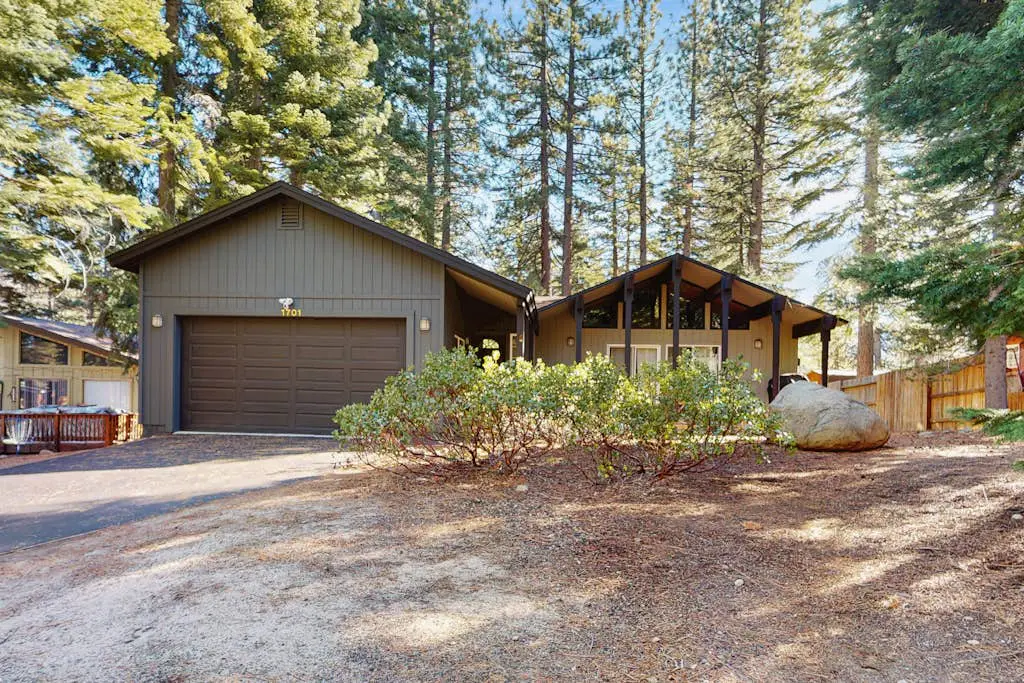 South Lake Tahoe Retreat: Skiing & Lakeside Fun!