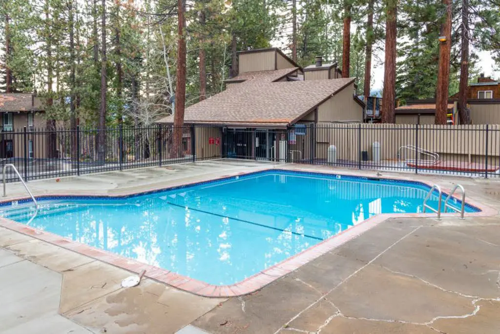 Cozy and Convenient Condo with Fireplace, Deck, W&D, Close to Town, Lake, Trails
