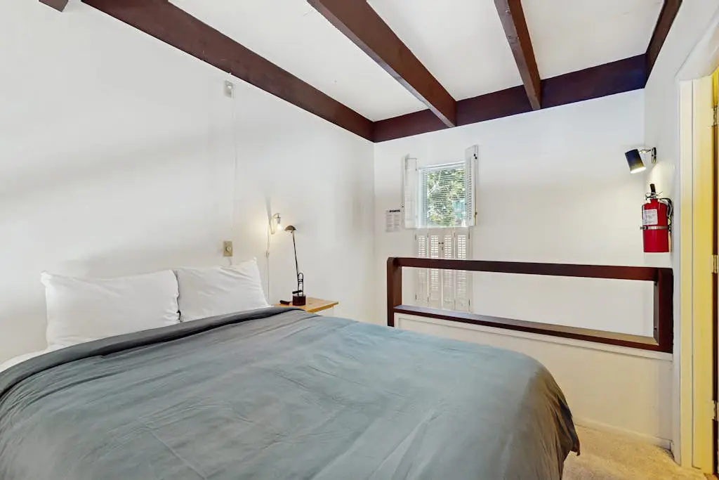 Cozy and Convenient Condo with Fireplace, Deck, W&D, Close to Town, Lake, Trails