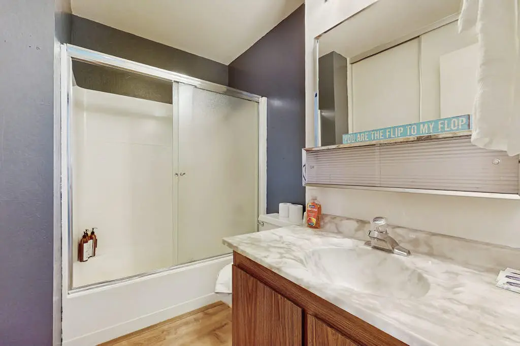 Cozy and Convenient Condo with Fireplace, Deck, W&D, Close to Town, Lake, Trails