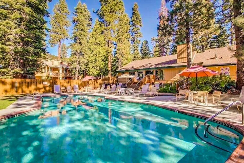 Cozy Studio with Full Kitchen, Grill, Fireplace w/Access to Pool, Spa, Game Room