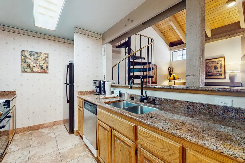 Condo with a Shared Pool, Hot Tub, Full Kitchen, & Private Beach Access