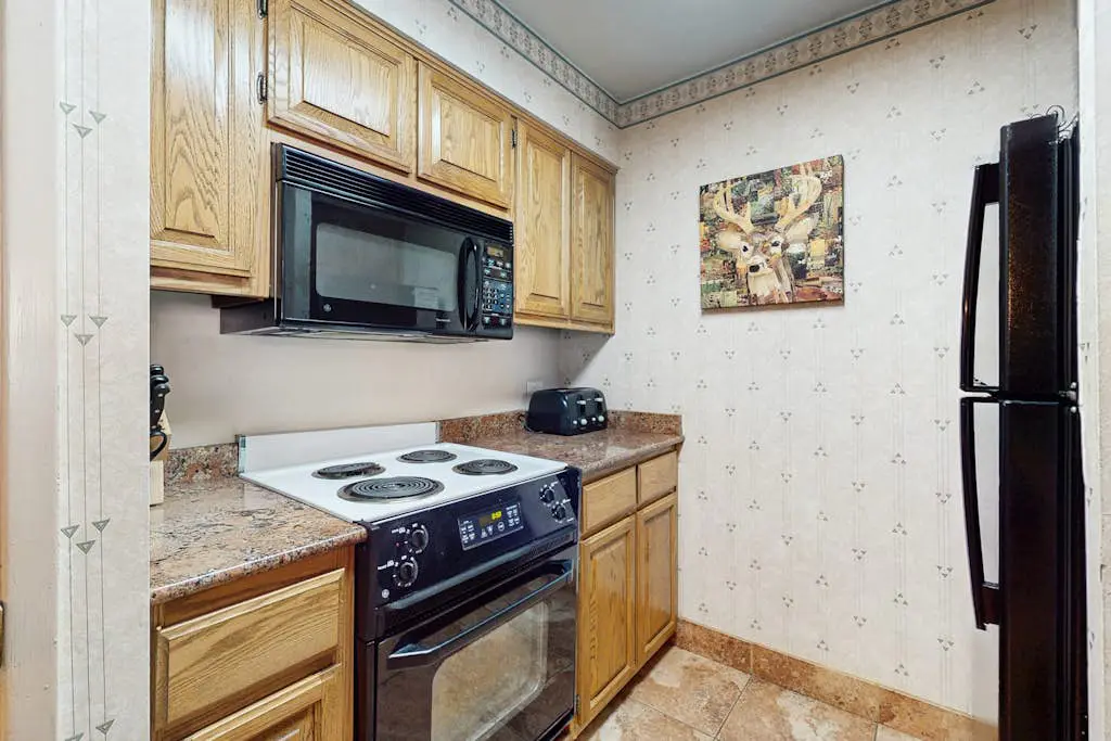 Condo with a Shared Pool, Hot Tub, Full Kitchen, & Private Beach Access