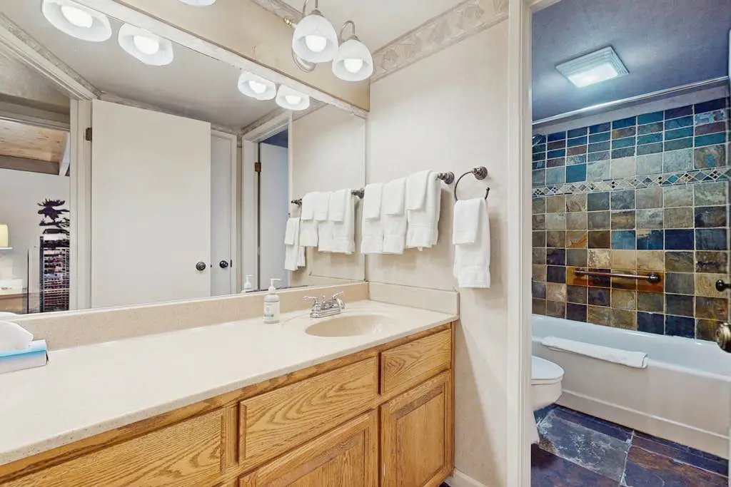 Condo with a Shared Pool, Hot Tub, Full Kitchen, & Private Beach Access