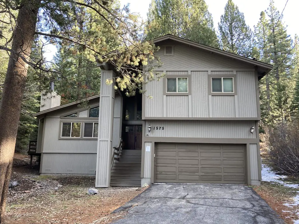 Beautiful cabin near hiking, biking, skiing, Heavenly Valley with fireplace