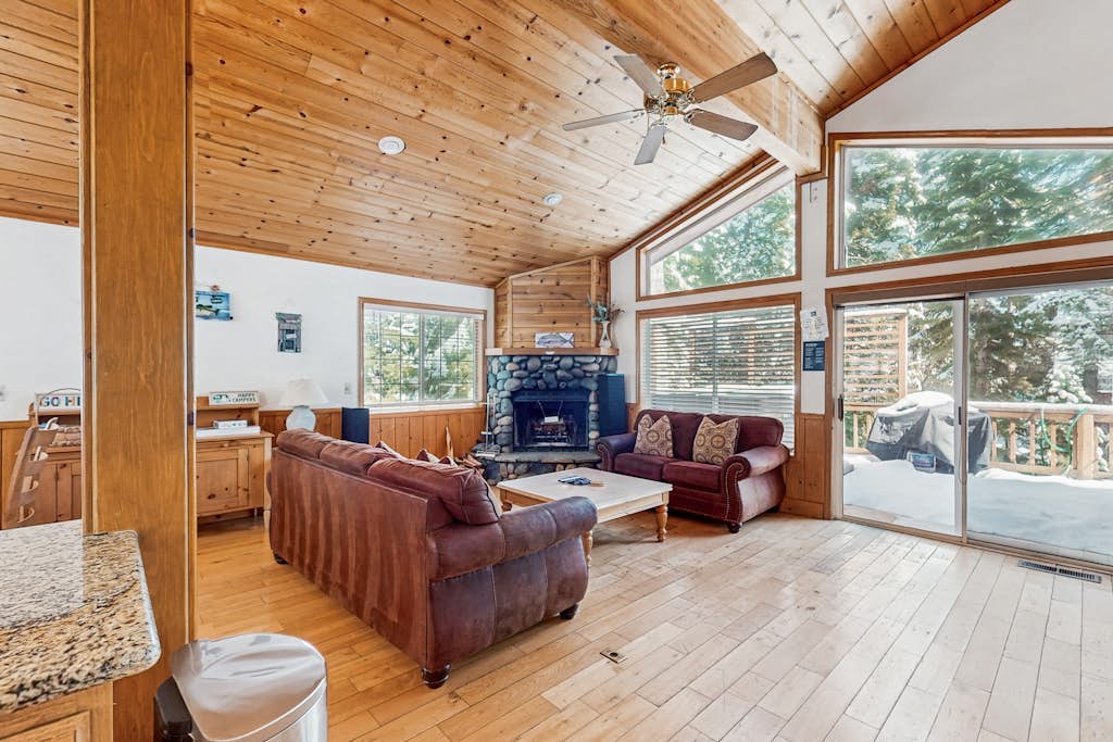 Welcoming Home with Deck & Private Hot Tub - Dogs OK