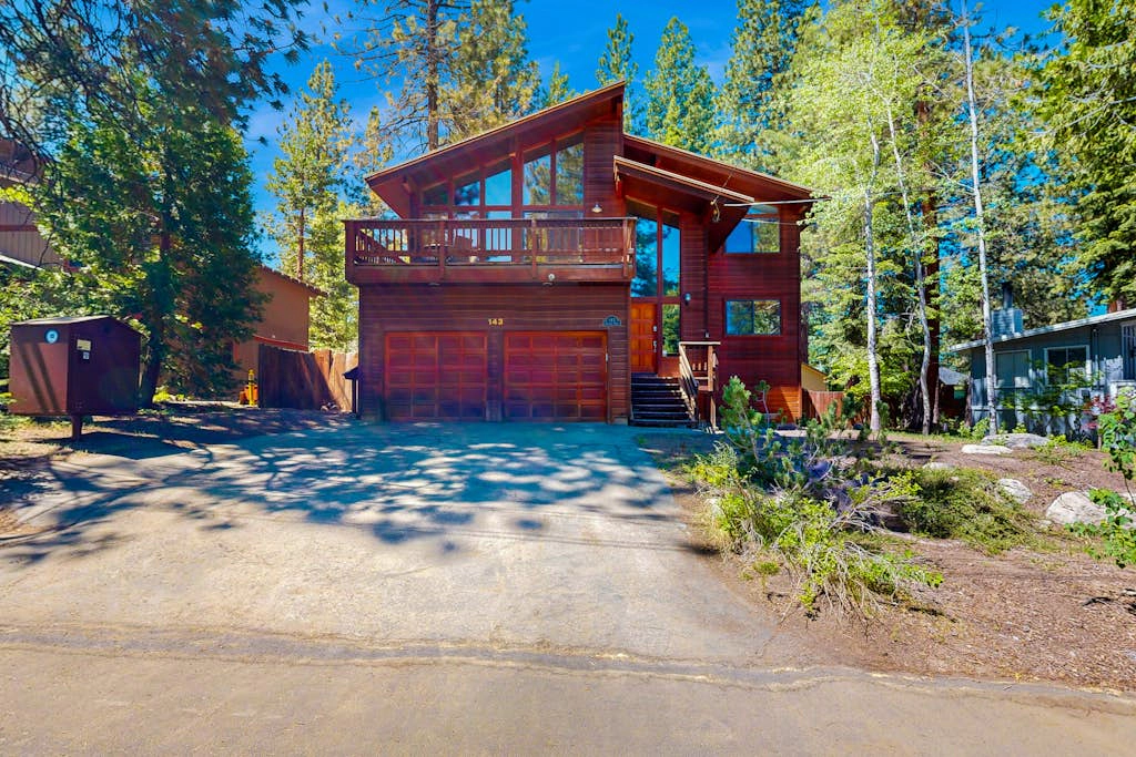2 Suites & Fireplace - 2 Decks, HVAC, & Grill