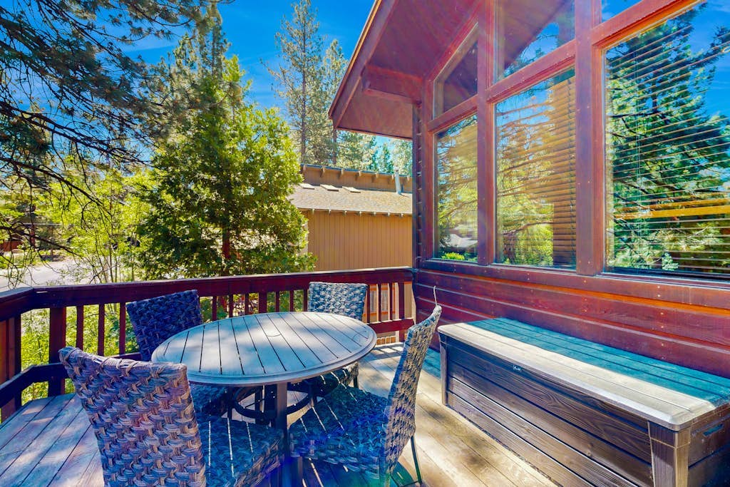 2 Suites & Fireplace - 2 Decks, HVAC, & Grill