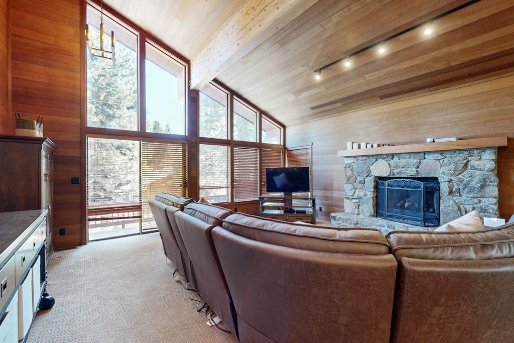 2 Suites & Fireplace - 2 Decks, HVAC, & Grill