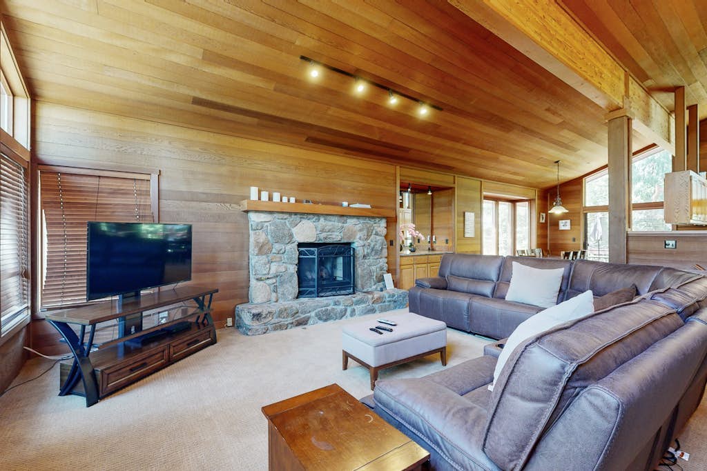 2 Suites & Fireplace - 2 Decks, HVAC, & Grill