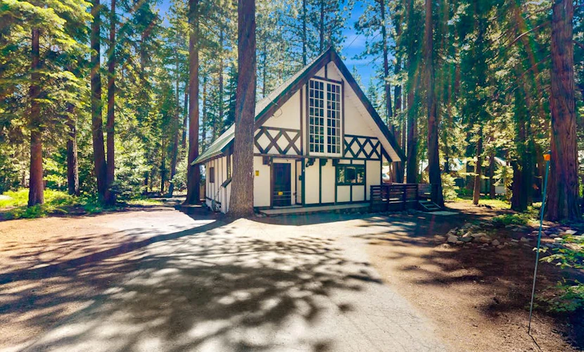 Classic chalet w/hot tub, boat launch & Gas grill