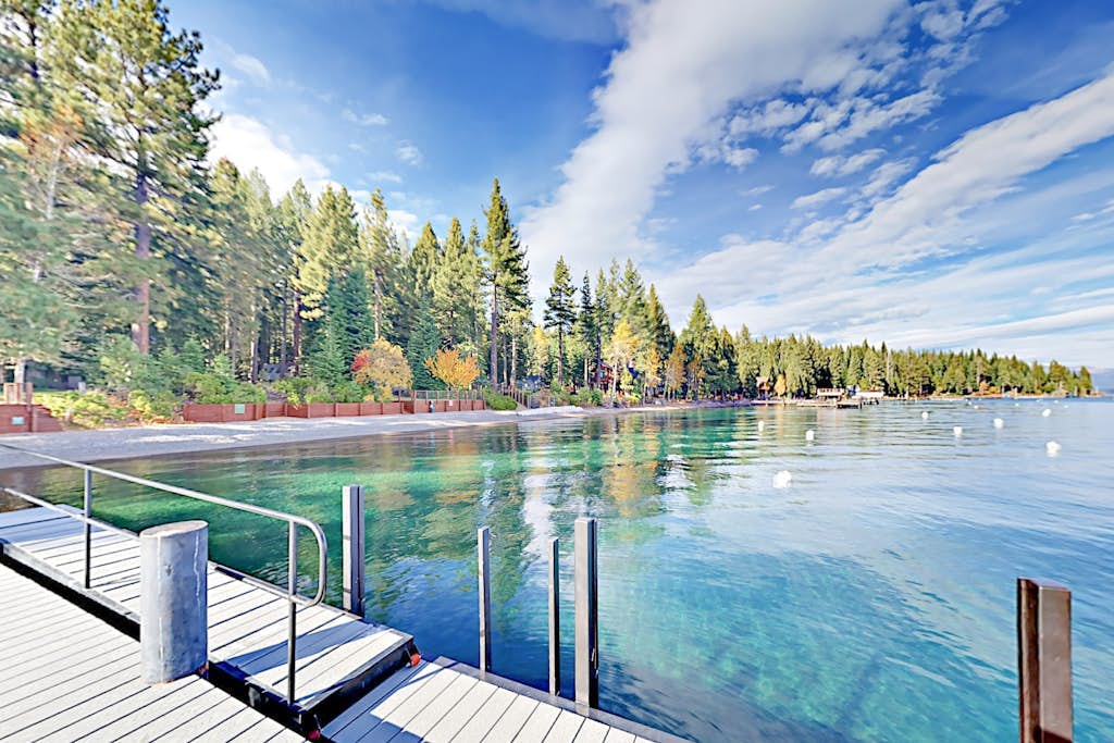 Classic chalet w/hot tub, boat launch & Gas grill