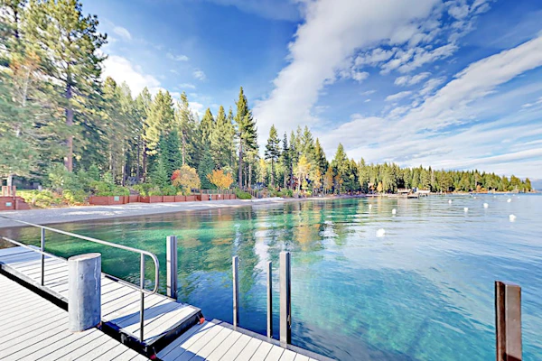 Classic chalet w/hot tub, boat launch & Gas grill