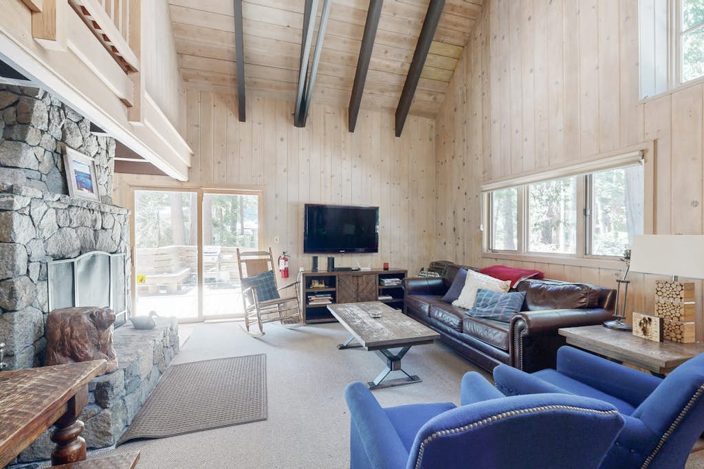 Classic chalet w/hot tub, boat launch & Gas grill