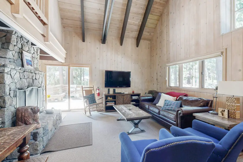 Classic chalet with hot tub, boat launch & Gas grill