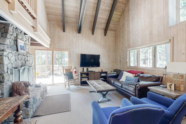 Classic chalet w/hot tub, boat launch & Gas grill