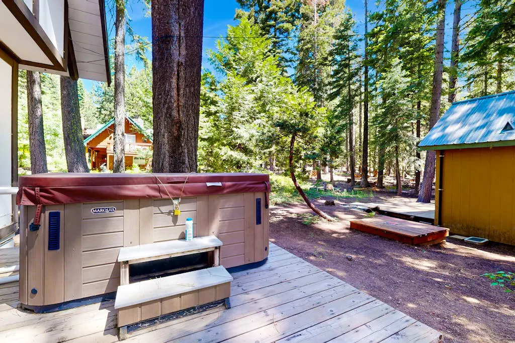 Classic chalet with hot tub, boat launch & Gas grill