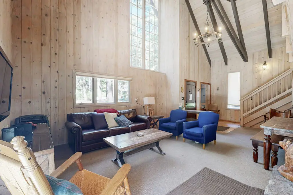 Classic chalet with hot tub, boat launch & Gas grill