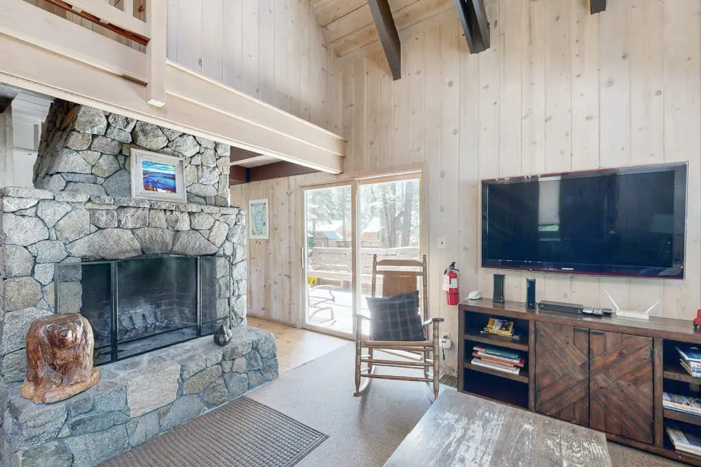 Classic chalet with hot tub, boat launch & Gas grill
