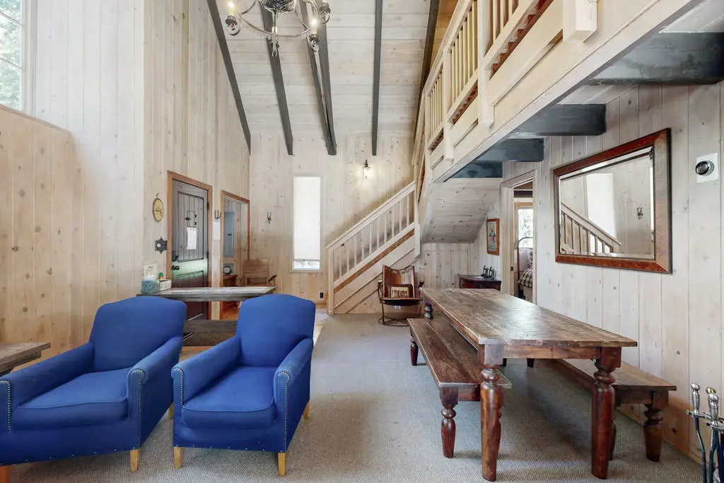 Classic chalet with hot tub, boat launch & Gas grill