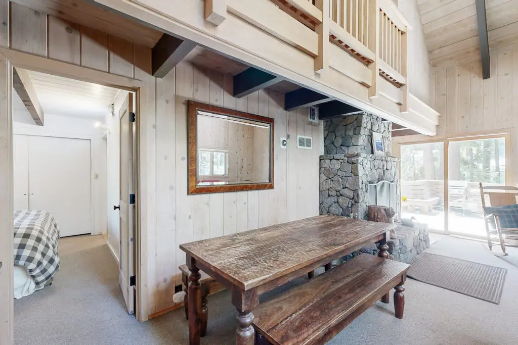 Classic chalet with hot tub, boat launch & Gas grill