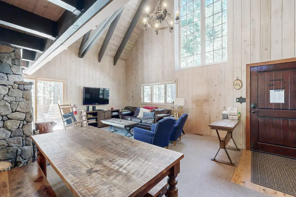 Classic chalet with hot tub, boat launch & Gas grill