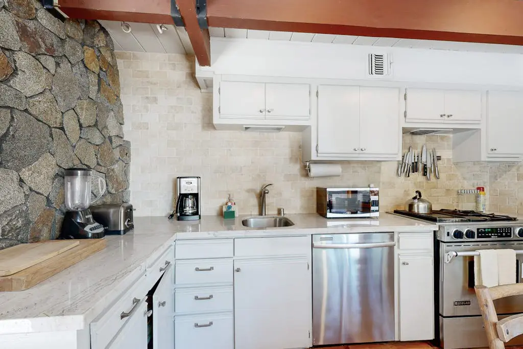 Classic chalet with hot tub, boat launch & Gas grill