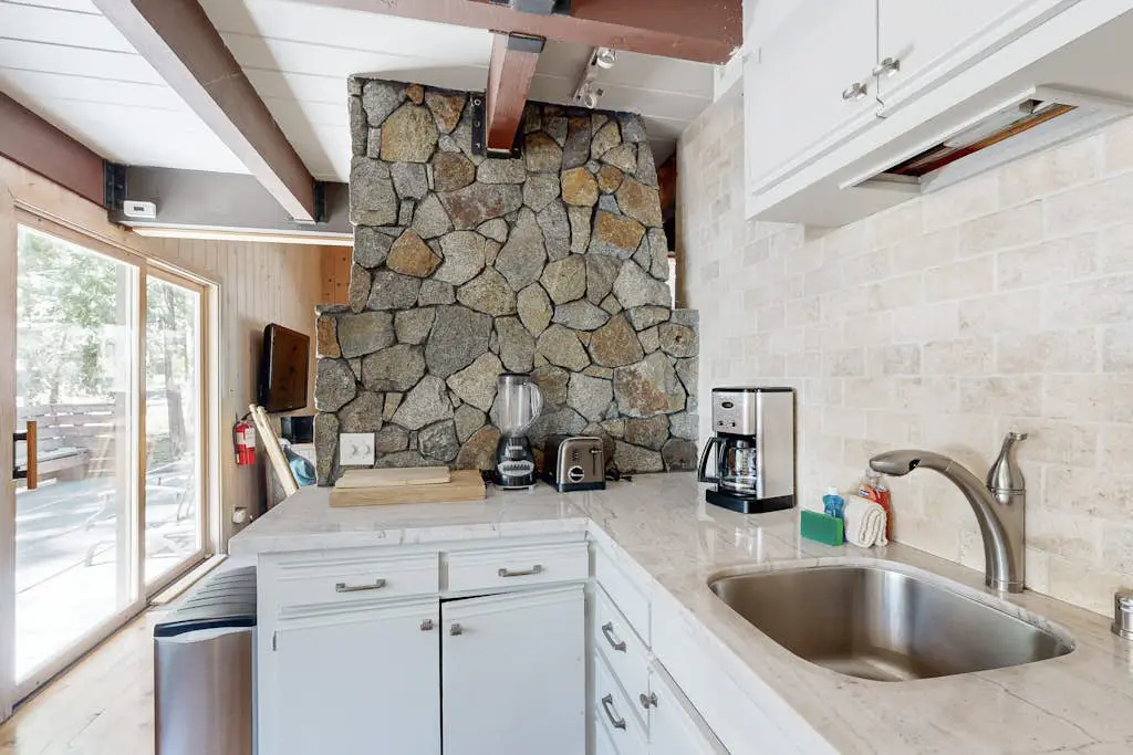 Classic chalet with hot tub, boat launch & Gas grill