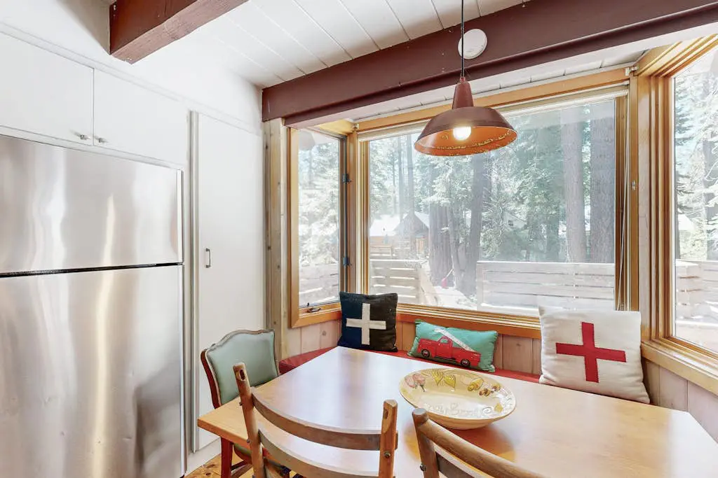 Classic chalet with hot tub, boat launch & Gas grill
