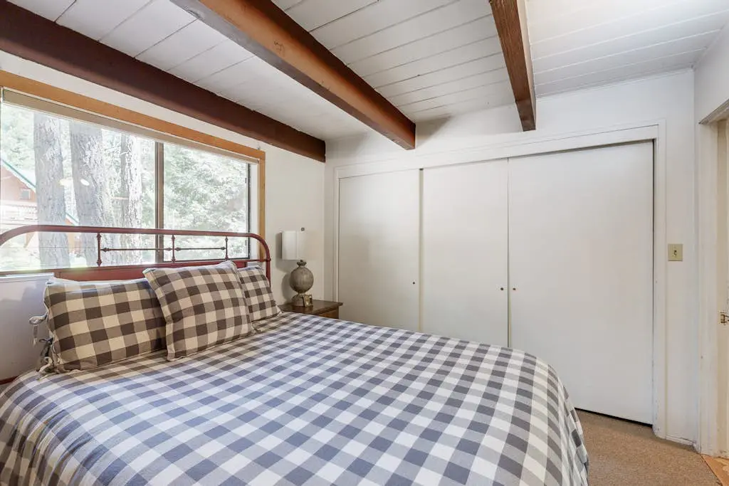 Classic chalet with hot tub, boat launch & Gas grill