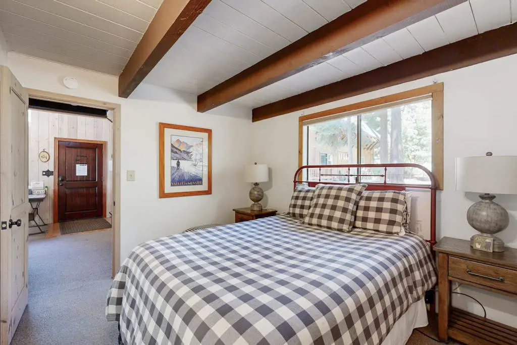Classic chalet with hot tub, boat launch & Gas grill
