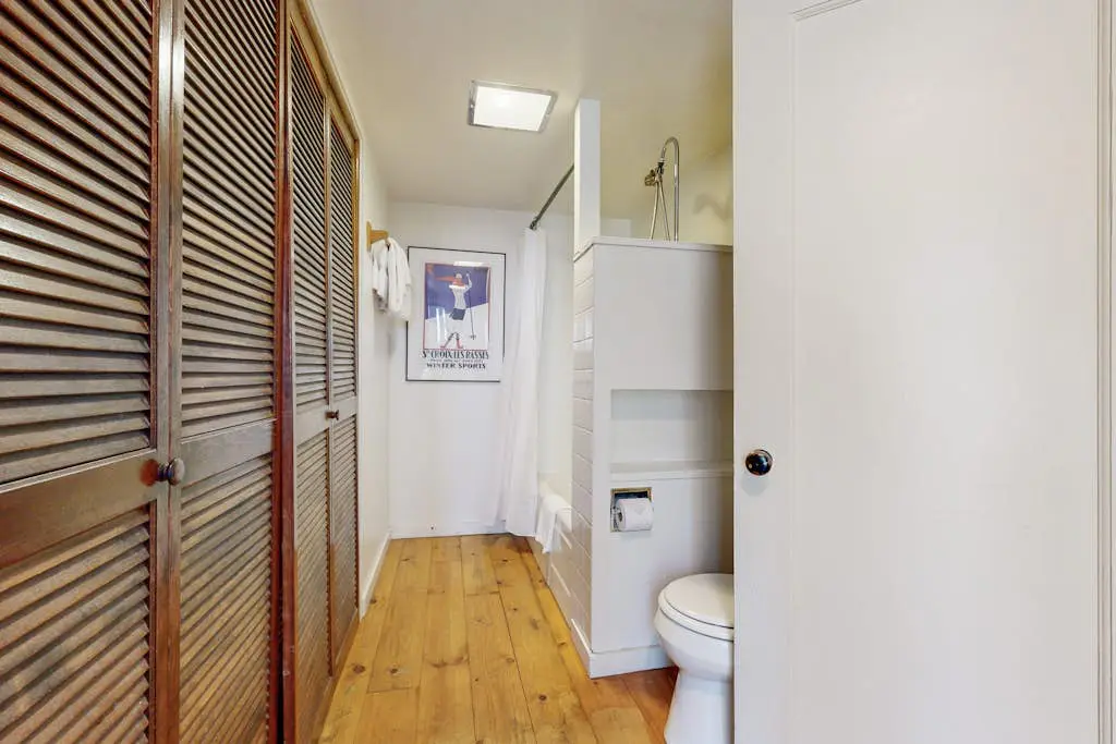 Classic chalet with hot tub, boat launch & Gas grill