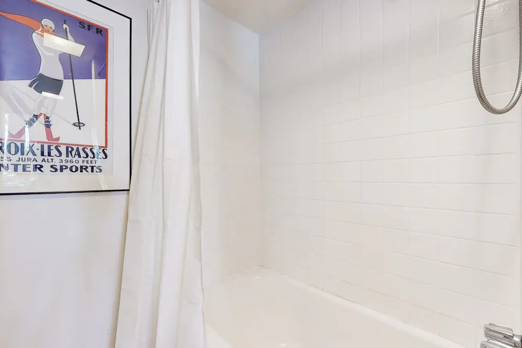 Classic chalet with hot tub, boat launch & Gas grill
